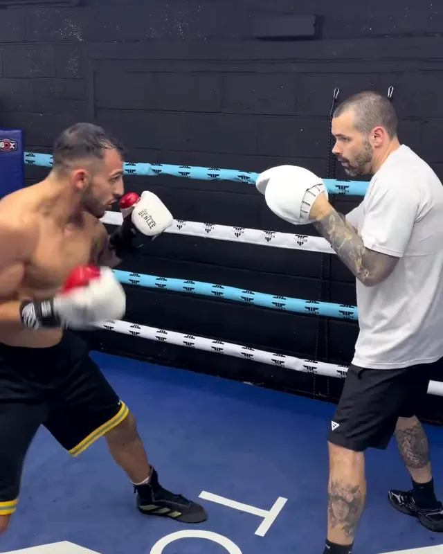 Efe Konuk on the pads at Intense Boxing